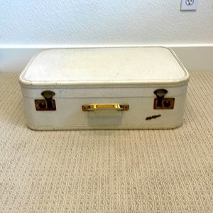 Vintage flylite suitcase in cream color!